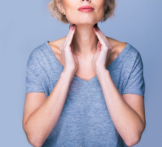 <p><strong>Non</strong><br>La taille du cou est mesurée au niveau de la pomme d'Adam.</p>