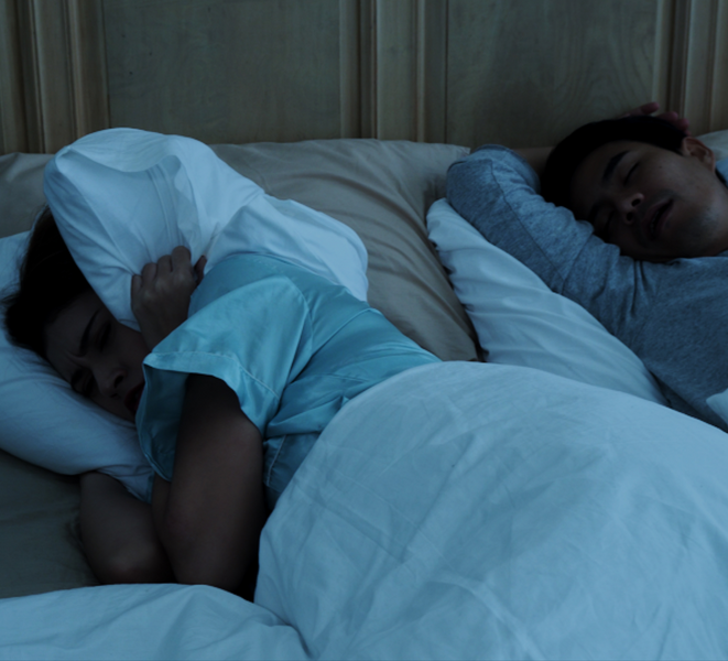 <p><strong>Non <br></strong>(Je dors paisiblement et mon partenaire n'est jamais dérangé)</p>